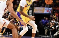 乐鱼体育在线-一场激烈的篮球对决，拉塞尔突破全场，助其球队获胜的简单介绍