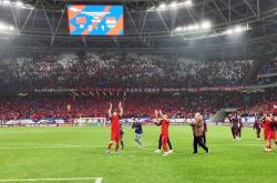 乐鱼体育网页版-足球赛场上一场胜利引发球迷狂热