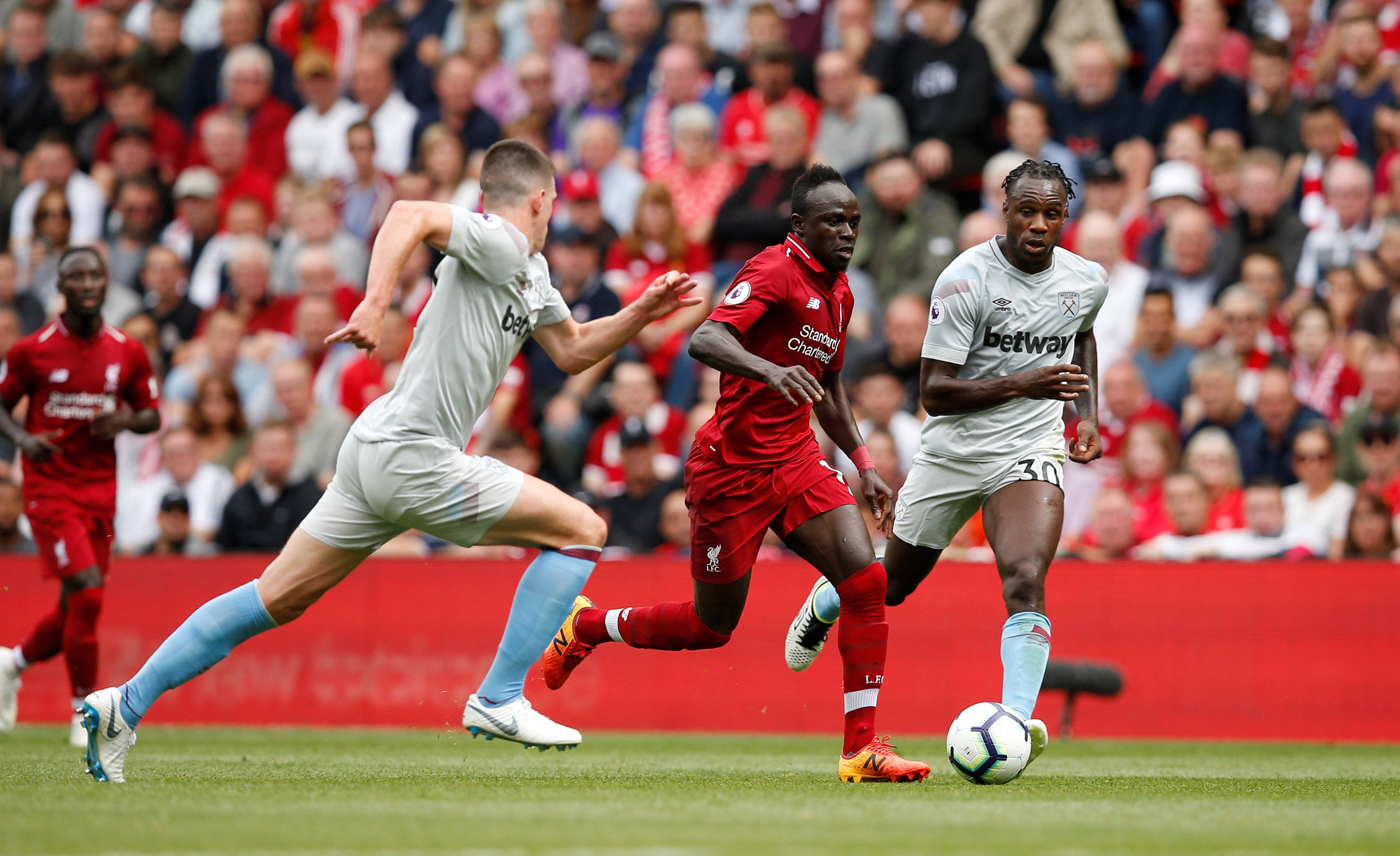 利物浦客场告捷,英超榜首位置更加稳固 利物浦客场告捷,英超榜首位置更加稳固