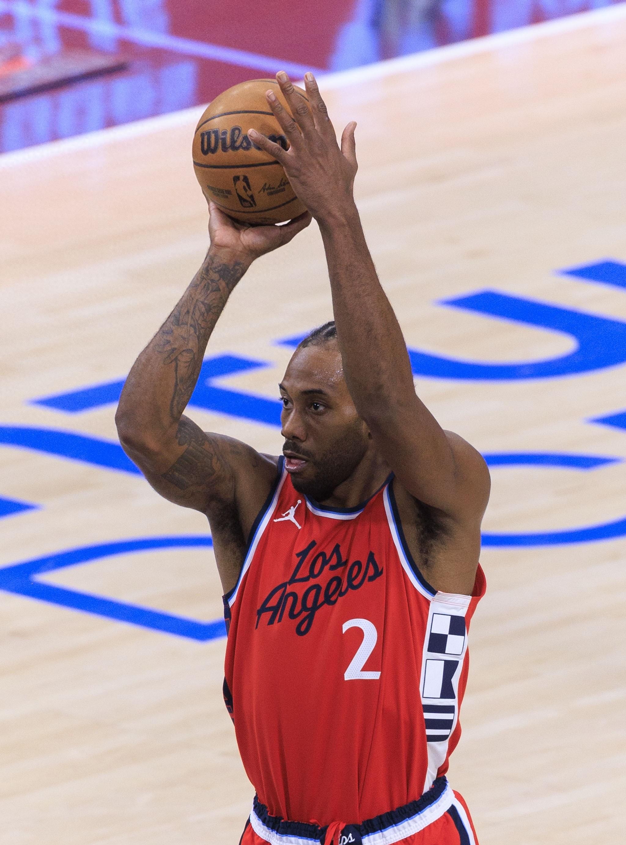 包含快船客场大胜公牛，莱昂纳德稳定表现独得分带队赢球的词条