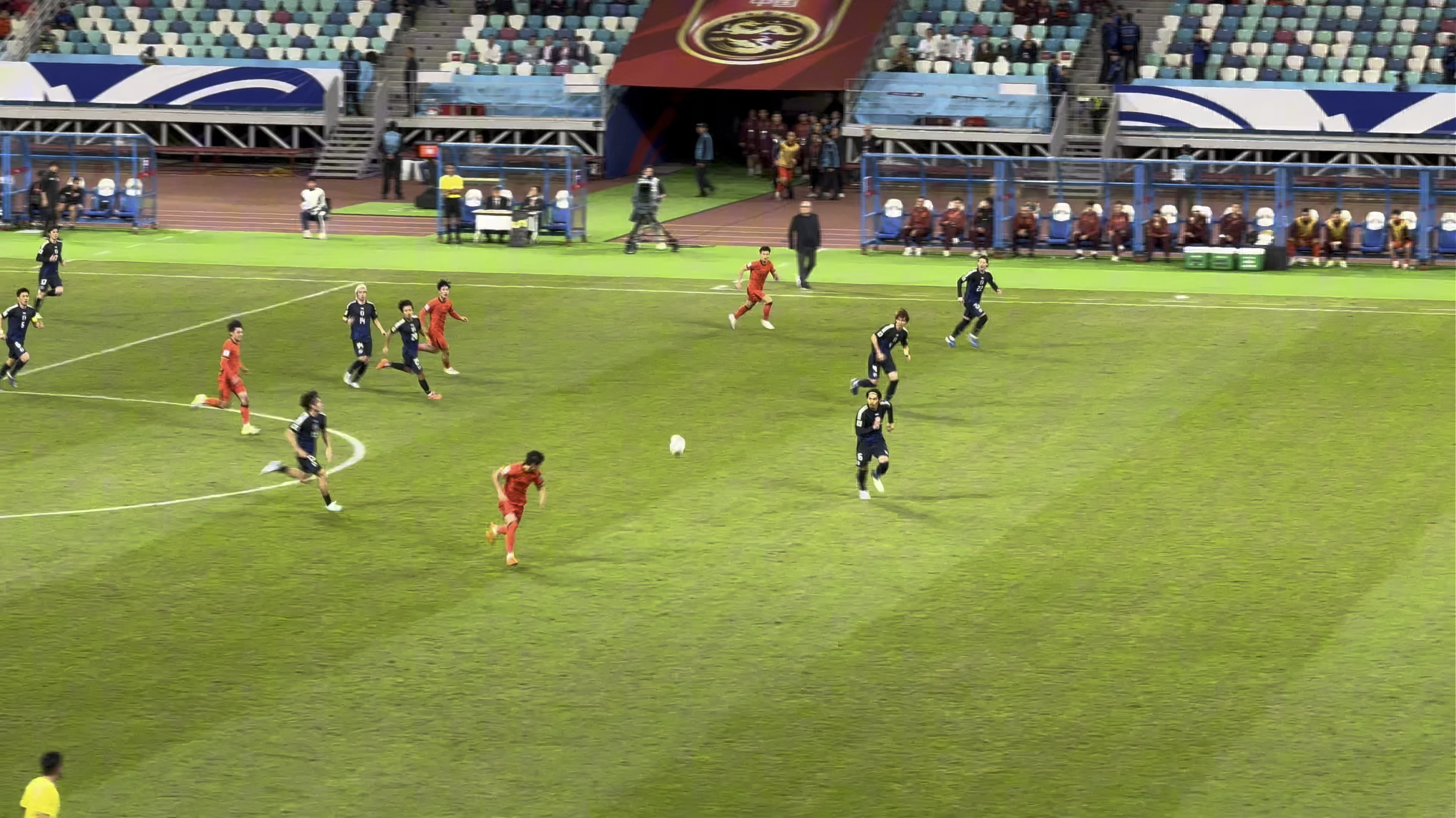 足球赛场上一场胜利引发球迷狂热 足球赛场上一场胜利引发球迷狂热