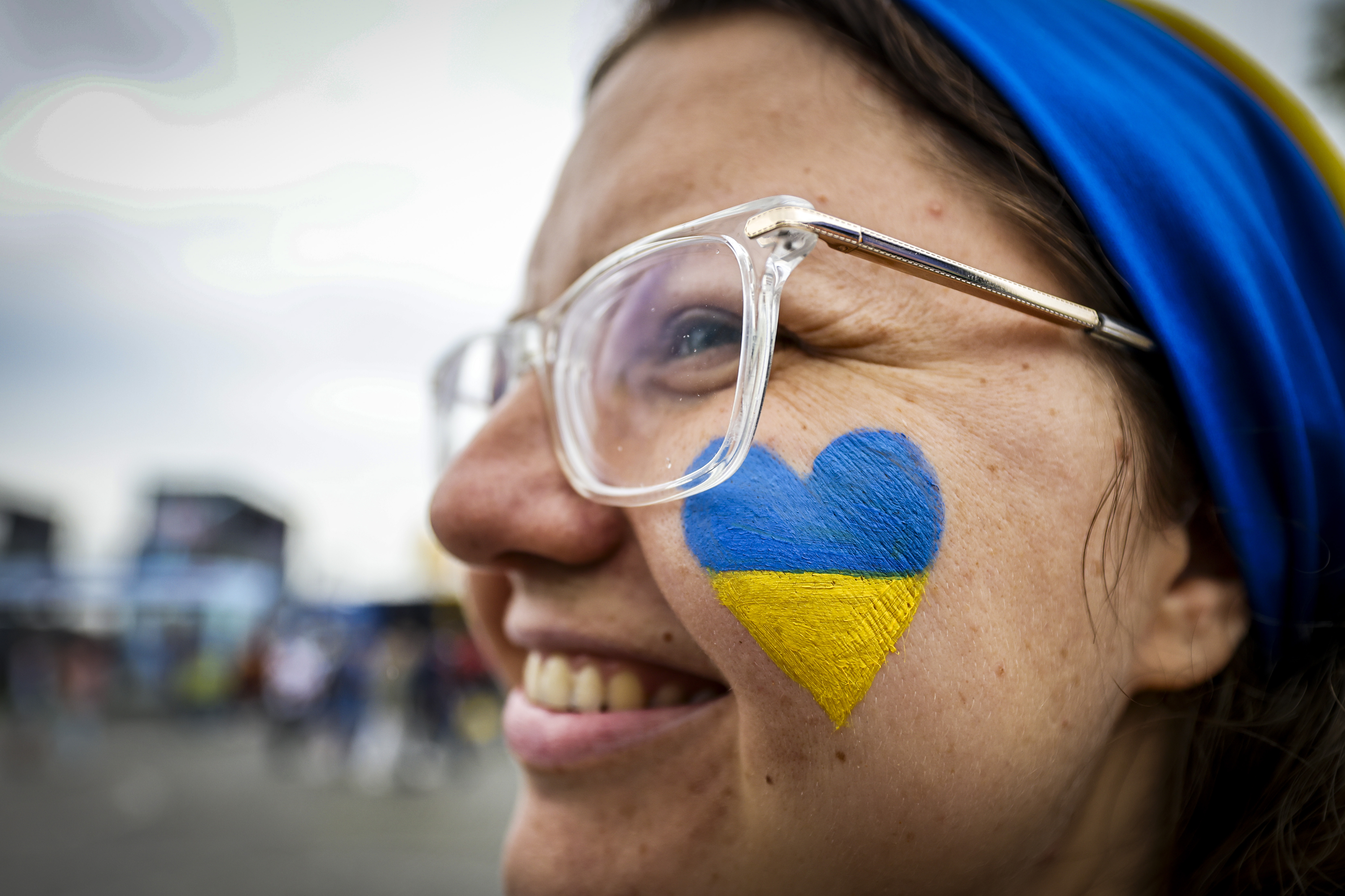 包含乌克兰足球队在比赛中继续努力争取胜利的词条