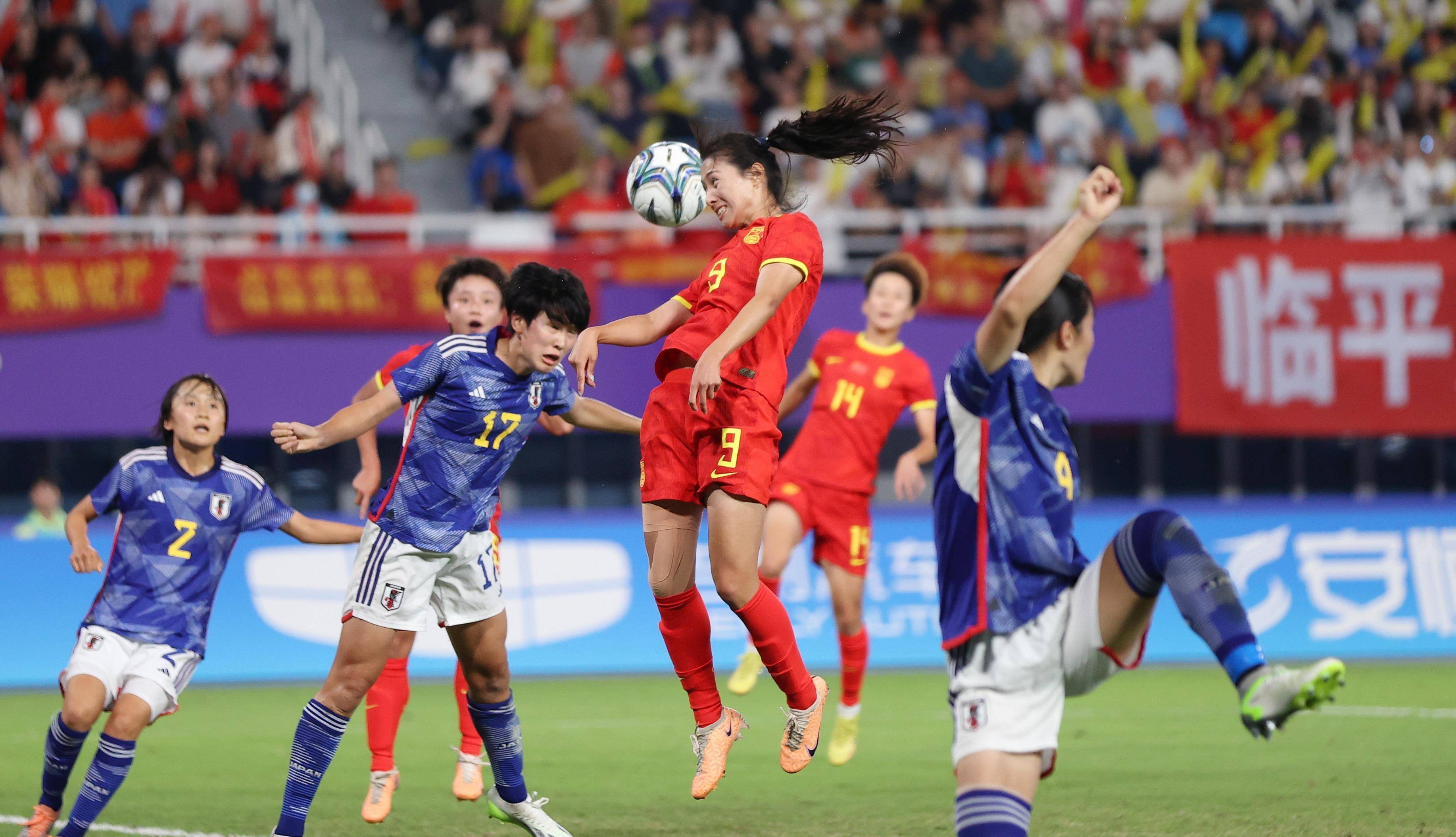 女足比赛绽放精彩，球员们拼尽全力的简单介绍